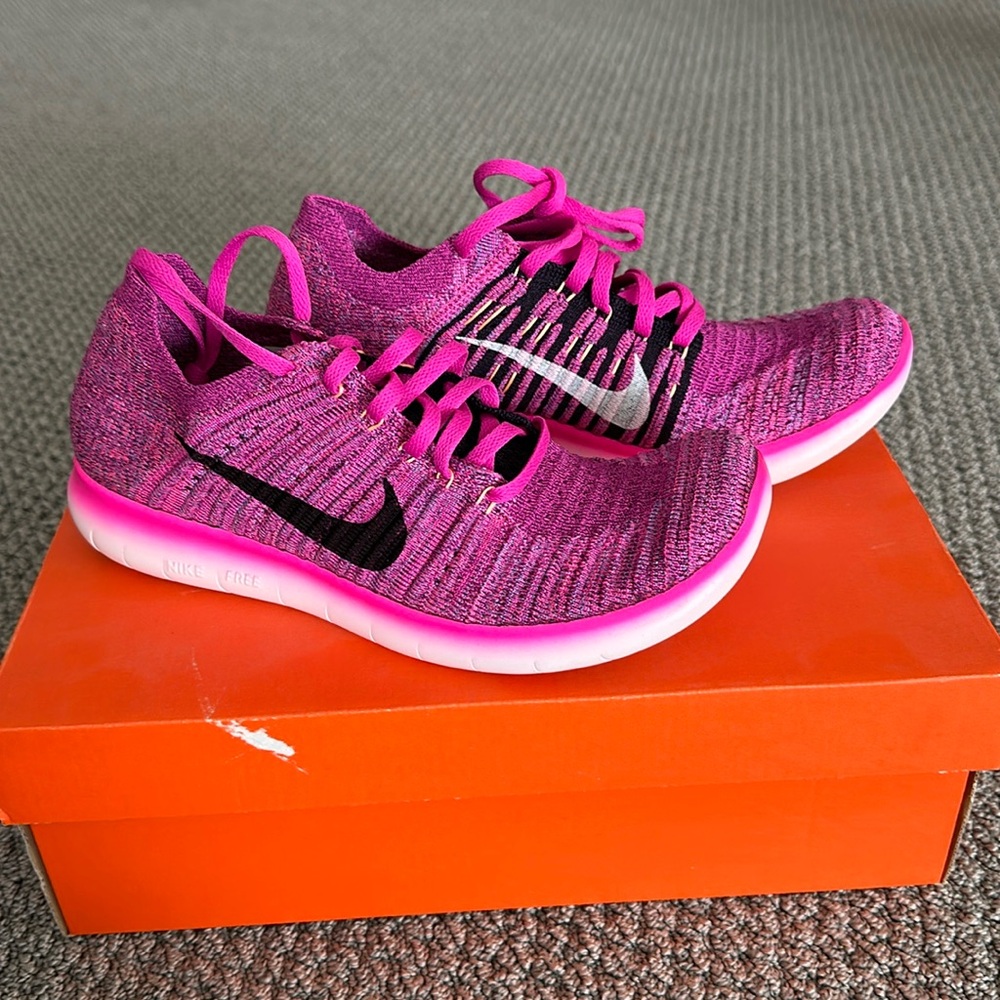 BRAND NEW! Pink Nike Flyknit!